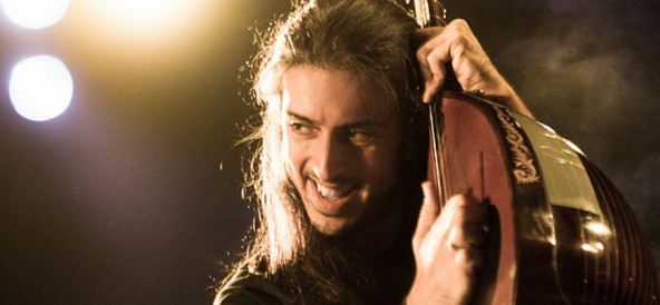 Ο Γιάννης Χαρούλης ανηφορίζει στο Θέατρο Βράχων