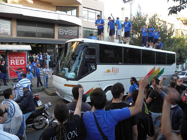 Πανηγυρισμοί έξω από το SASS