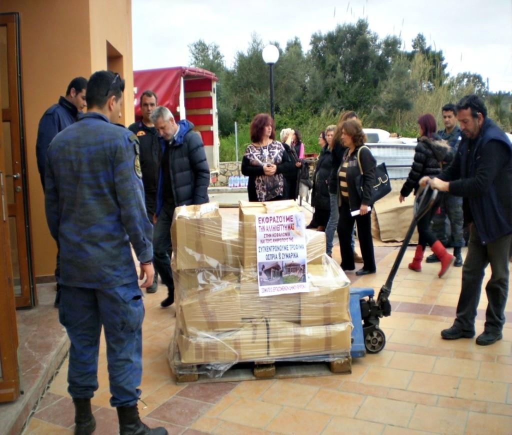 Παραδόθηκαν τα τρόφιμα στην Κεφαλλονιά από το Σωματείο Εργαζομένων Δ.Β. 1 trofima swmateio ergazomenwn