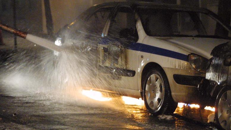 Επίθεση με μολότοφ στο Αστυνομικό Τμήμα Βύρωνα epithesi me molotof sto astunomiko tmima burwna