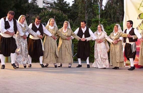 Παράσταση του τμήματος παραδοσιακών χορών του Κέντρου Ντάνκαν