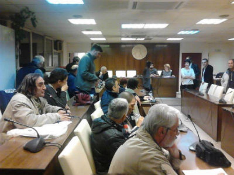 Συμβολική κατάληψη στα έδρανα του Δημοτικού Συμβουλίου στο Δήμο Βύρωνα 2 katalipsi dimarxeio ergazomenoi