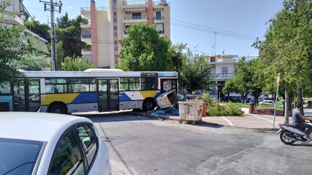 Λεωφορείο έπεσε σε κάδους απορριμμάτων στον Καρέα 1 leoforeio kareas