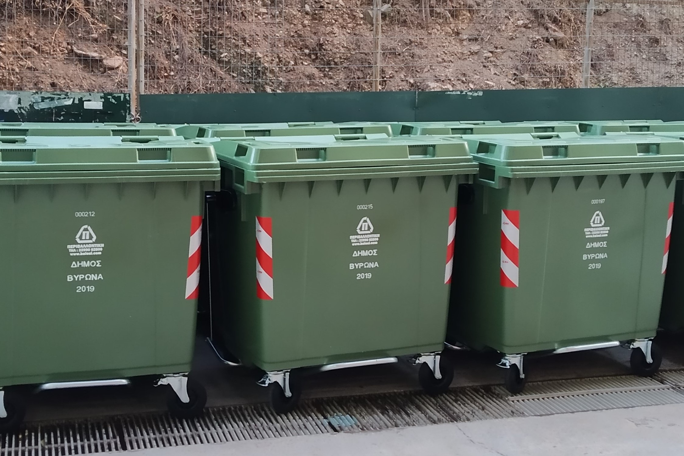 Νέοι πλαστικοί κάδοι απορριμάτων στις γειτονιές του Βύρωνα