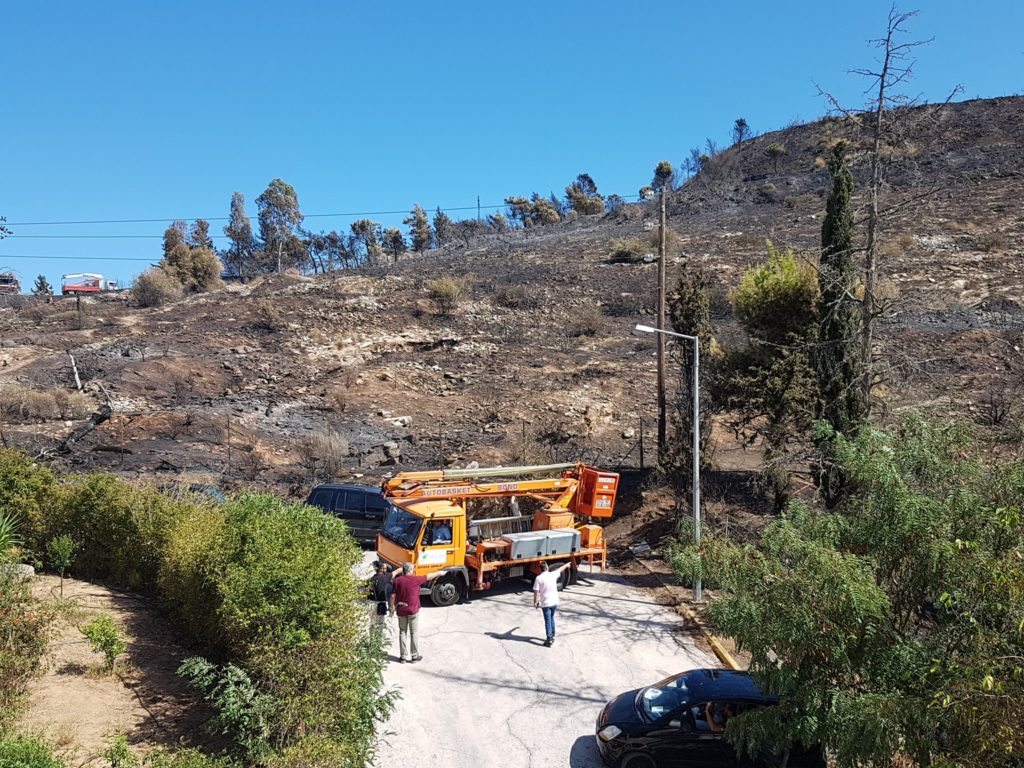 Κλιμάκιο του ΔΕΔΔΗΕ έλεγξε τα καλώδια ηλεκτροδότησης στο σημείο της πυρκαγιάς 1 deddie kareas 1