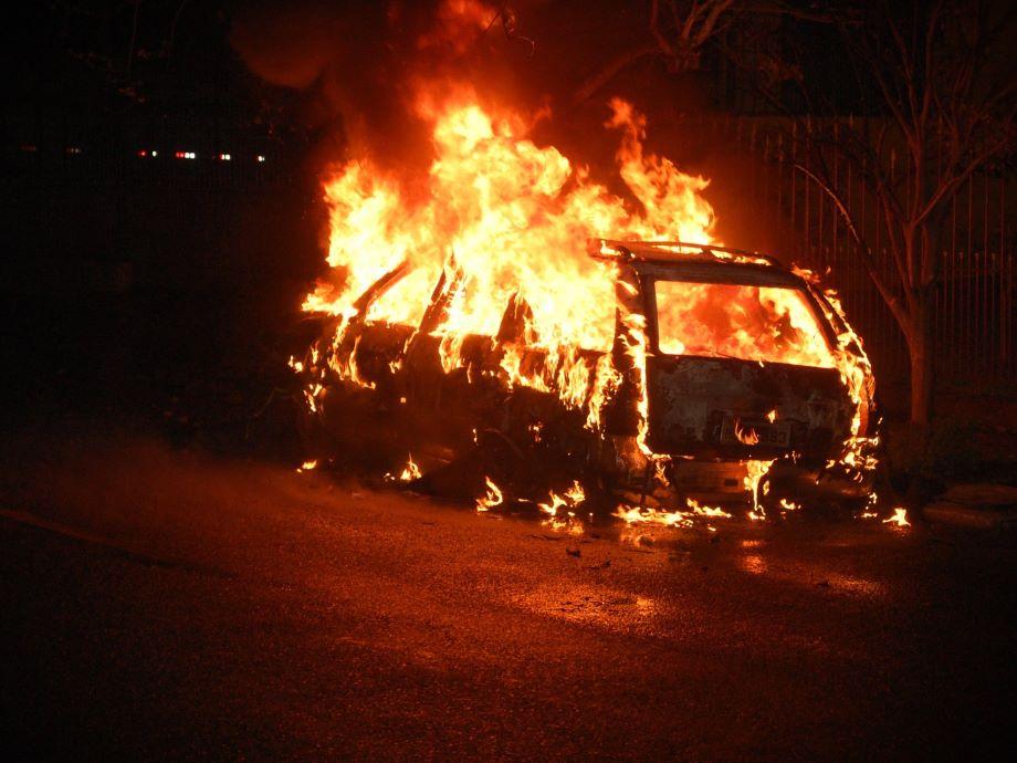 Φωτιά σε σταθμευμένο αυτοκίνητο στον Βύρωνα fotia autokinito