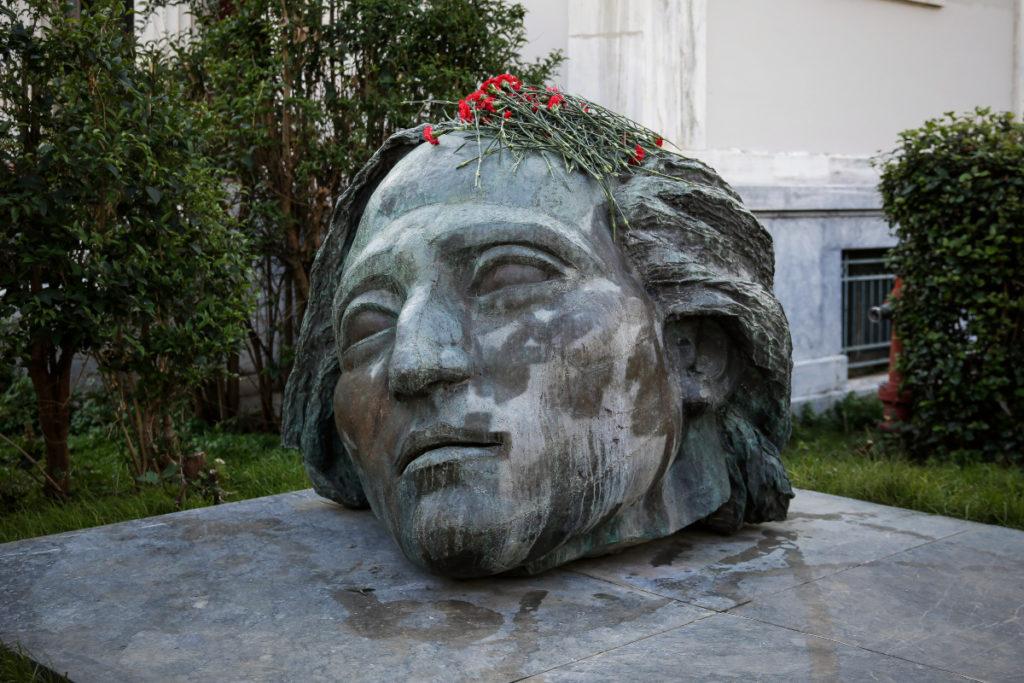 Ποιον απεικονίζει η κεφαλή στο προαύλιο του Πολυτεχνείου και ποια η σχέση του με τον Βύρωνα 2 kefali politexneiou 2