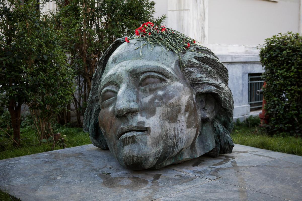 Ποιον απεικονίζει η κεφαλή στο προαύλιο του Πολυτεχνείου και ποια η σχέση του με τον Βύρωνα kefali politexneiou 2