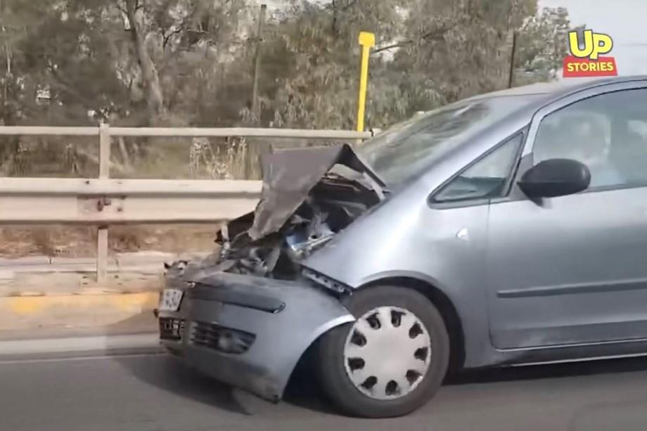 Απίστευτο τροχαίο στον Καρέα: Οδηγός τράκαρε και συνέχισε να οδηγεί με διαλυμένο όχημα autokinito kareas