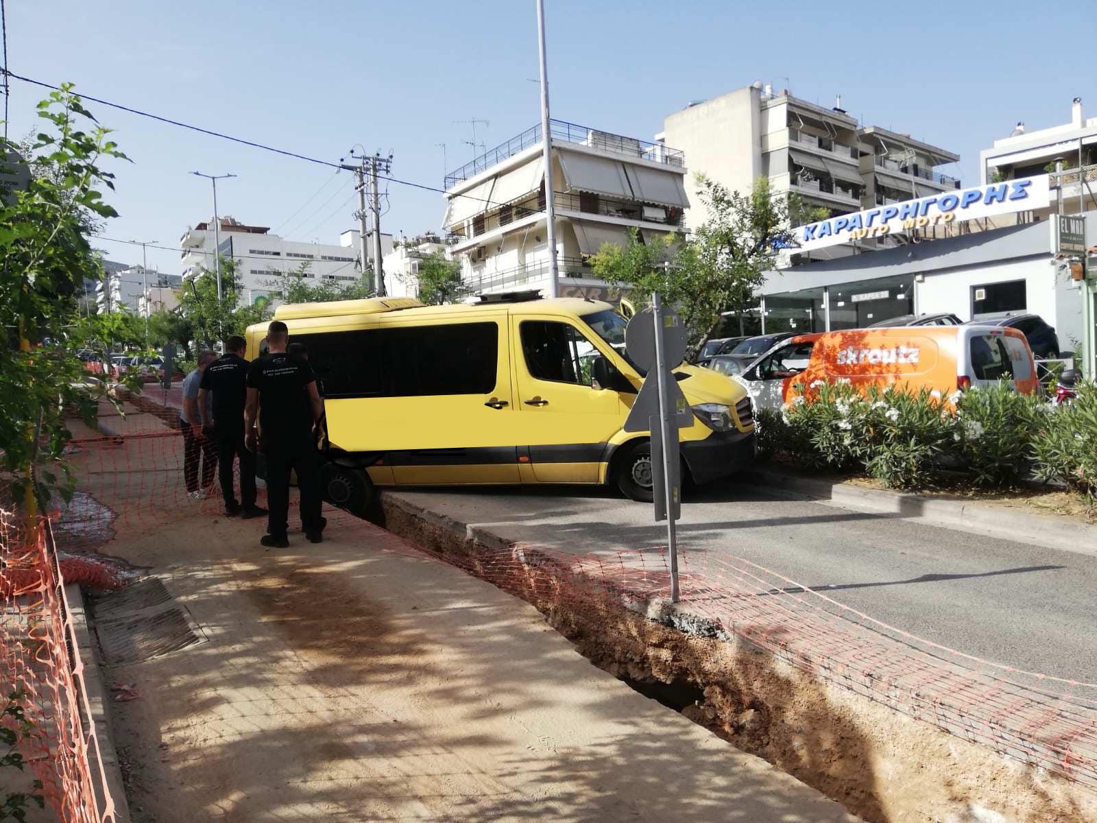 Σχολικό λεωφορείο έπεσε σε τάφρο εργασιών φυσικού αερίου sxoliko leoforo karea