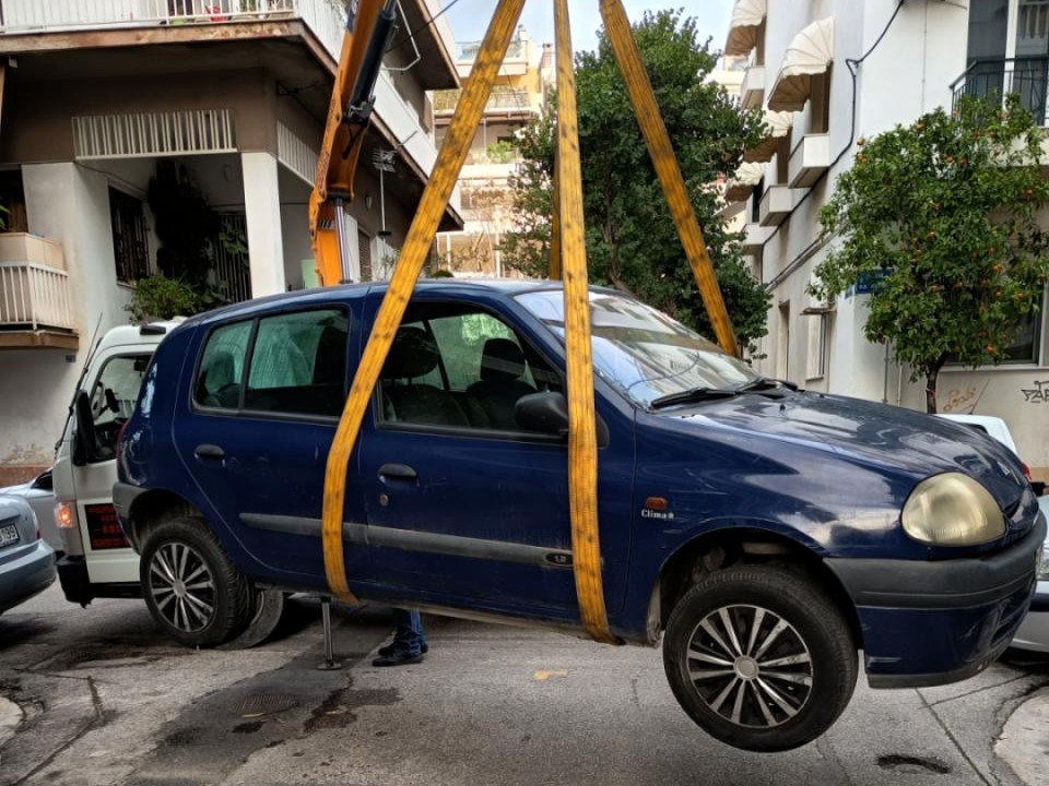 Συνεχίζεται η απομάκρυνση εγκαταλελειμμένων οχημάτων στον Δήμο Βύρωνα 3 IMG 9723
