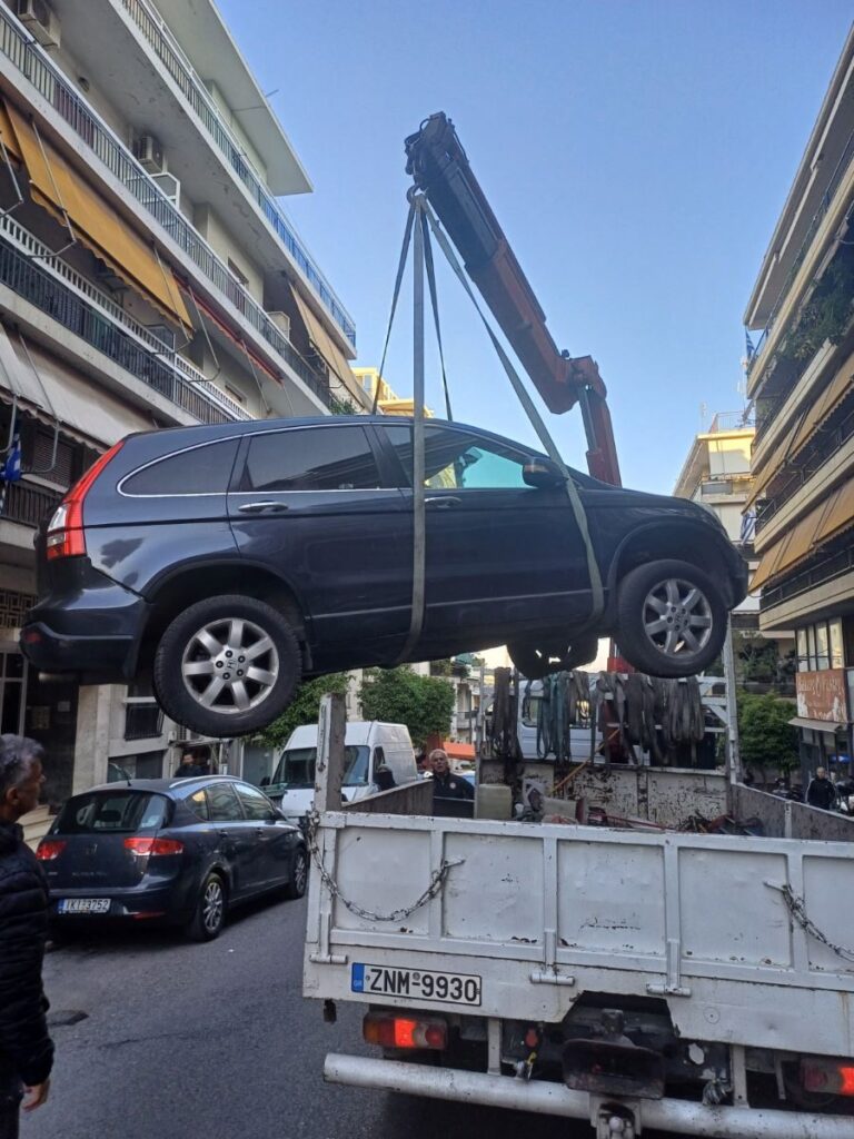 Συνεχίζεται η απομάκρυνση εγκαταλελειμμένων οχημάτων στον Δήμο Βύρωνα 1 image 1