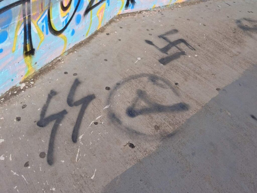 Φασιστικά συνθήματα στο ΓΕΛ Καρέα 3 gel karea synthimata3