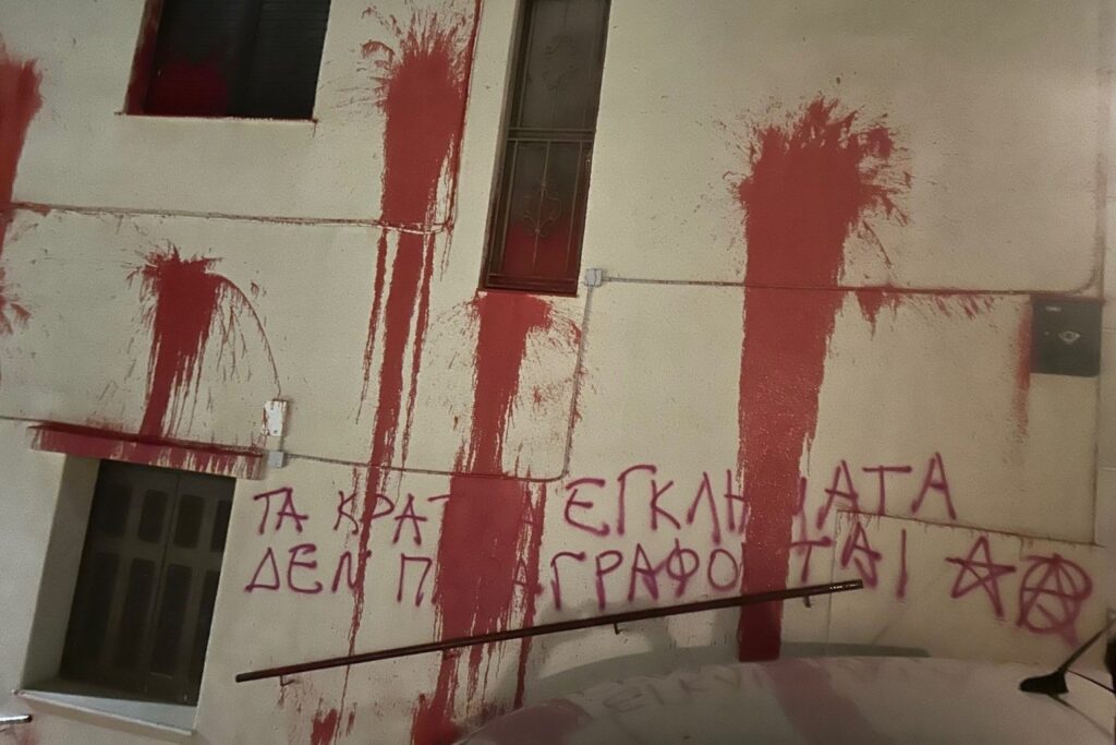 Επίθεση κουκουλοφόρων στο σπίτι του Ισίδωρου Ντογιάκου στον Βύρωνα 1 epithesi ntogiakos