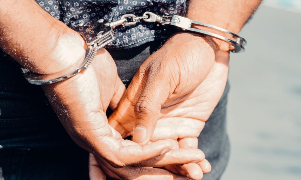 Συνελήφθη αλλοδαπός με χειροβομβίδα στον Βύρωνα pexels kindelmedia 7714892