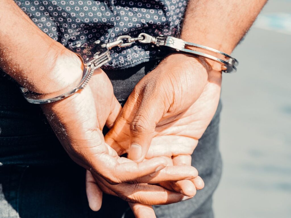 Συνελήφθη αλλοδαπός με χειροβομβίδα στον Βύρωνα 1 pexels kindelmedia 7714892