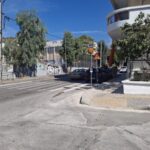 Η είσοδος του 13ου Νηπιαγωγείου Βύρωνα, στη συμβολή Μίνωος και Αρχιεπισκόπου Χρυσοστόμου Αθηνών