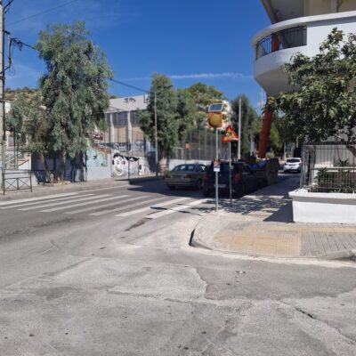 Η είσοδος του 13ου Νηπιαγωγείου Βύρωνα, στη συμβολή Μίνωος και Αρχιεπισκόπου Χρυσοστόμου Αθηνών