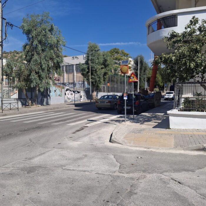 Η είσοδος του 13ου Νηπιαγωγείου Βύρωνα, στη συμβολή Μίνωος και Αρχιεπισκόπου Χρυσοστόμου Αθηνών