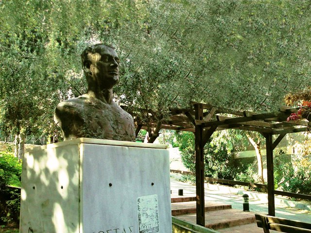 «Εξαφανίστηκε» η προτομή του Κώστα Καραγιώργη από την Πλατεία Εθνικής Αντίστασης 2 laspas