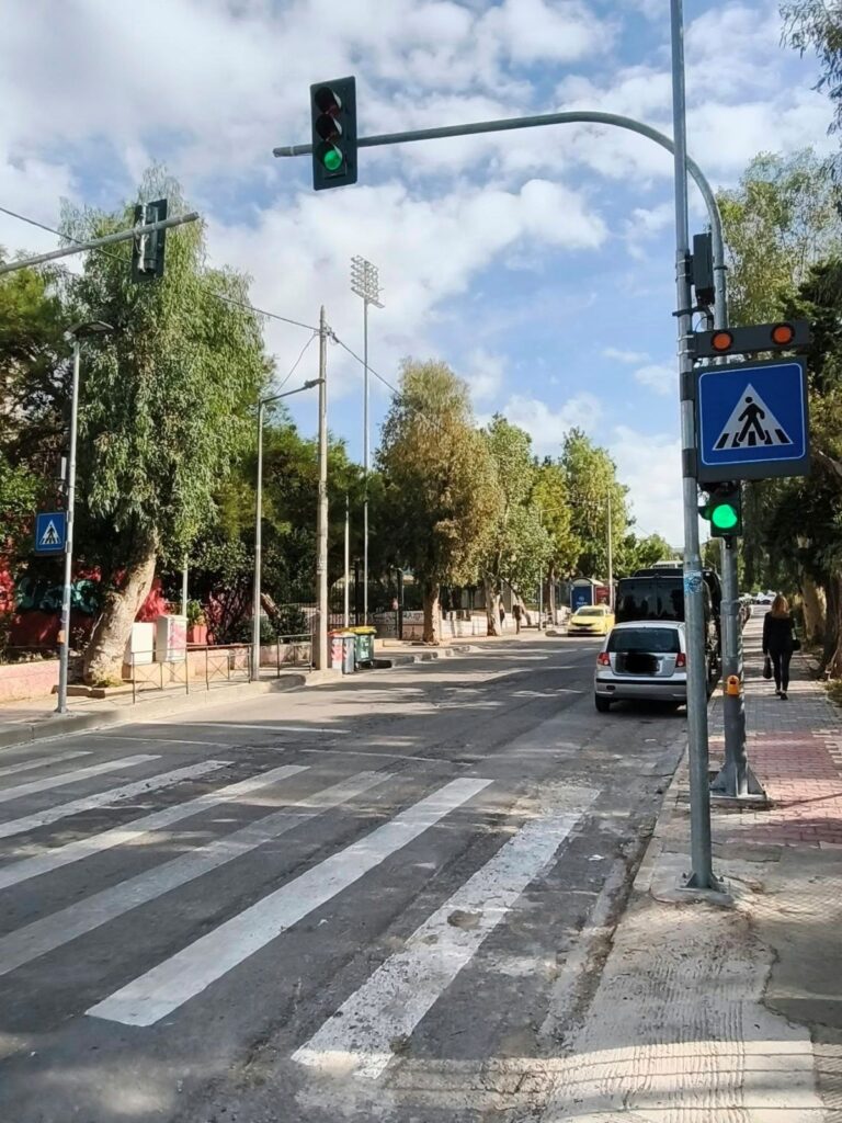 Νέος φωτεινός σηματοδότης στην οδό Αρχιεπισκόπου Χρυσοστόμου Αθηνών στον Βύρωνα 2 Διάβαση πεζών με σηματοδότη για πεζούς και οχήματα στο πεζοδρόμιο